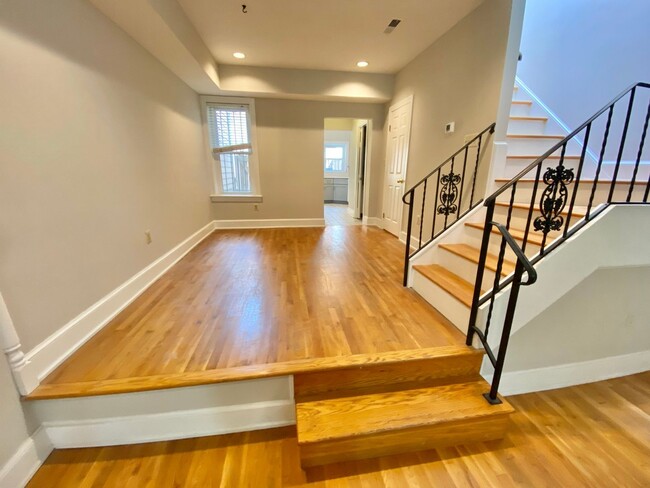 Building Photo - Chic Shaw Townhouse 2bd/2.5 bath with Deco...