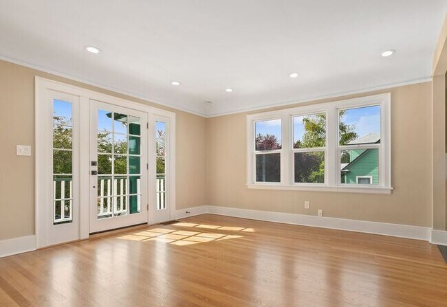 Foto del edificio - Cozy West Seattle Craftsman-style Bungalow...
