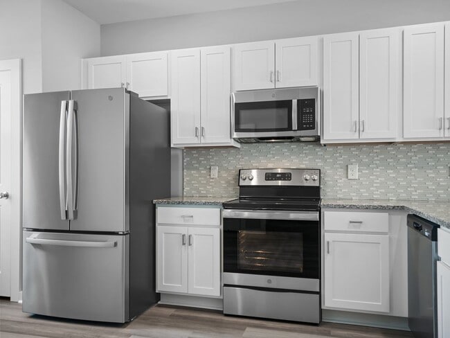 Building Photo - Large 3 story townhome near beach with com...