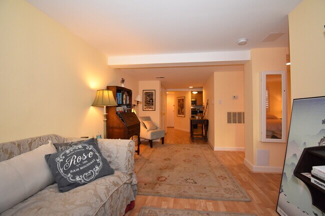 Building Photo - Amazing Junior One Bedroom in the Heart of...
