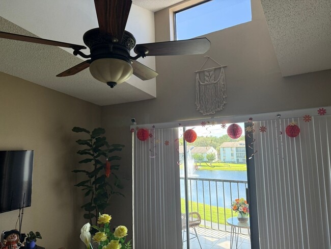 Foto del edificio - 8215 Sun Spring Cir