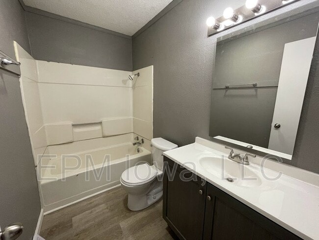 Building Photo - 1242 Edgewood Dr