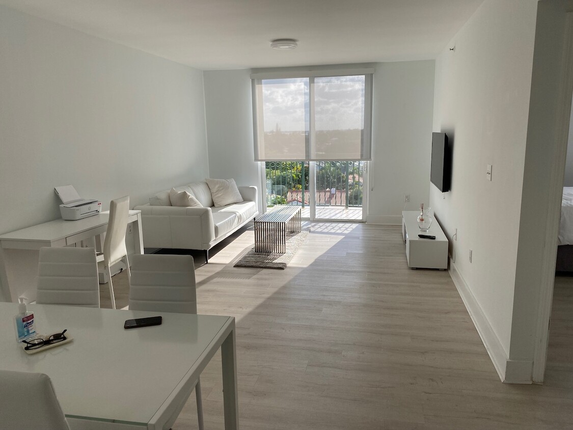 Foto principal - 8888 Collins Ave