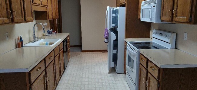 Building Photo - 890 Harvest Dr
