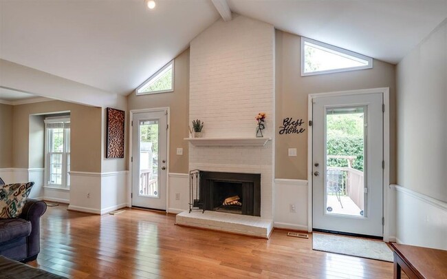 Foto del edificio - Newly Remodeled 3BD, 2BA Raleigh Home with...