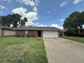 Building Photo - 2318 Double Tree Ln