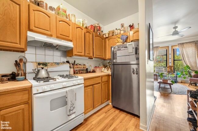 Building Photo - Spacious Floor through 1 bedroom