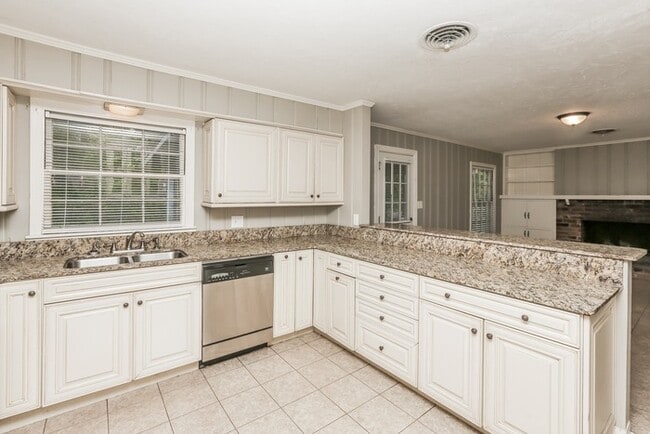 Building Photo - Beautiful Home in Jackson with Great Space!