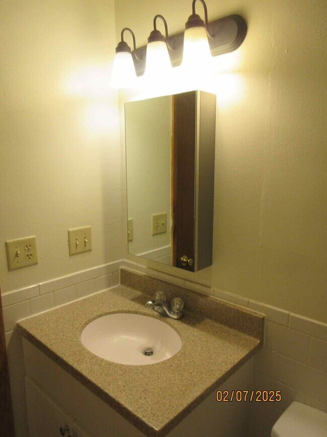 Building Photo - Available February 2026 Large 2 BD 1.5 Bath - Free heat, water, parking