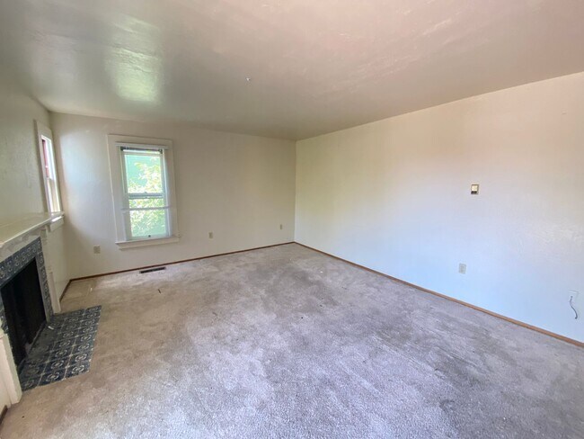Building Photo - Beach Hill Townhouse just 2 Blocks to Main...