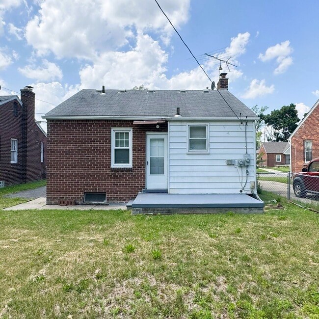 Building Photo - 18286 Oakfield Ave