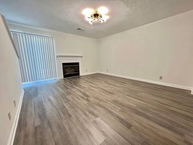Building Photo - Renovated 2 Bedroom, 1.5 Bath Townhouse