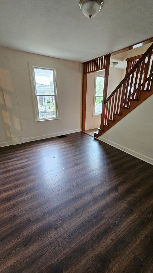Building Photo - 3 Bedroom Duplex!