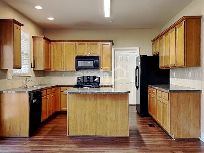 Foto del edificio - 393 Cherry Tree Ln