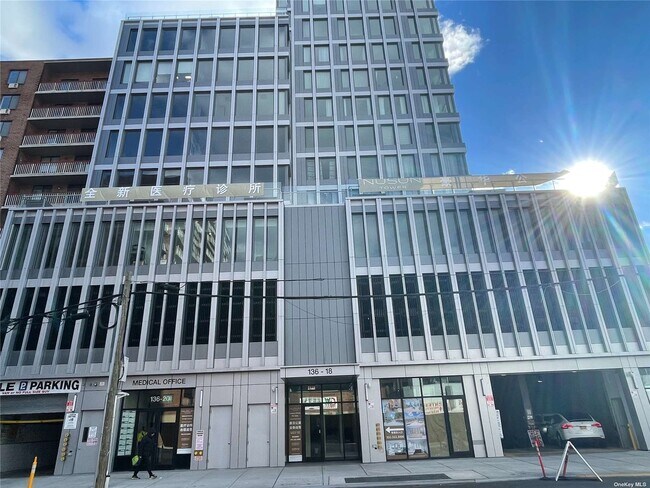 Foto del edificio - 136-18 Maple Ave