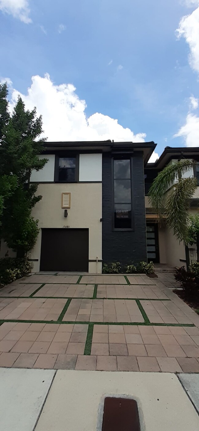 Foto del edificio - 15680 NW 91st Ct