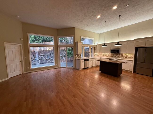 Building Photo - Three Bedroom Home in the Cinnamonwood Est...