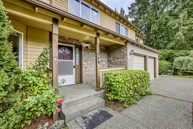 Building Photo - First Two Months Rent FREE - 3 Level, Spac...