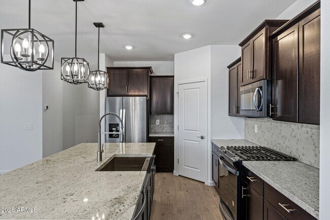 Foto del edificio - 16006 W Cottontail Ln