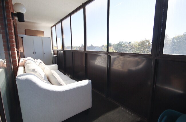 Photo du bâtiment - Spacious One Bedroom For Rent