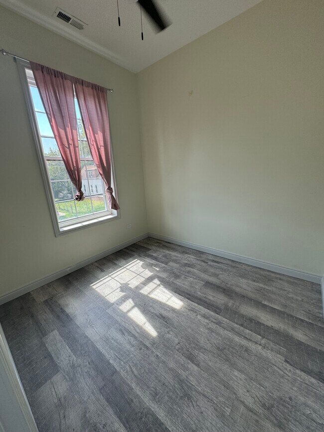 Foto del edificio - 1214 W 71st St