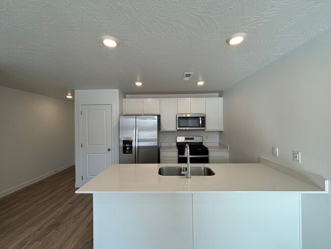 Building Photo - Brand New Elkhorn Townhome