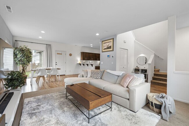 Foto del edificio - Spacious 3-Bedroom Home on Quiet Court in Spanaway