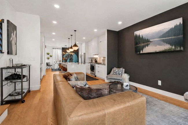 Building Photo - 1007 12th Ave N