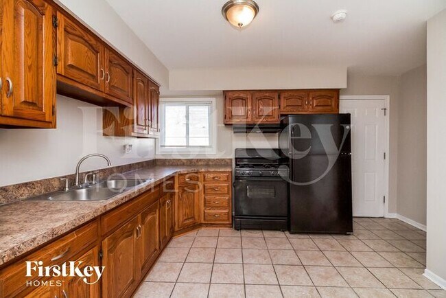 Building Photo - 3325 Lynwood Dr