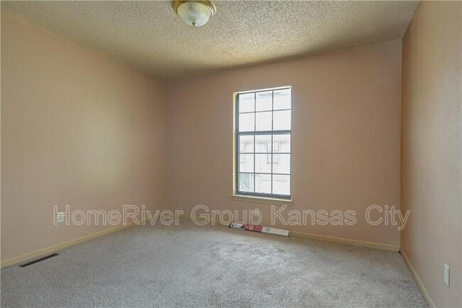 Building Photo - 416 E Pacific Ave