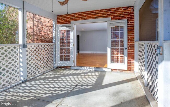 Building Photo - 304 Elm Ave
