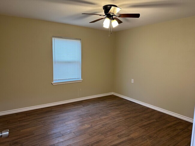 Foto del edificio - 631 Live Oak Dr