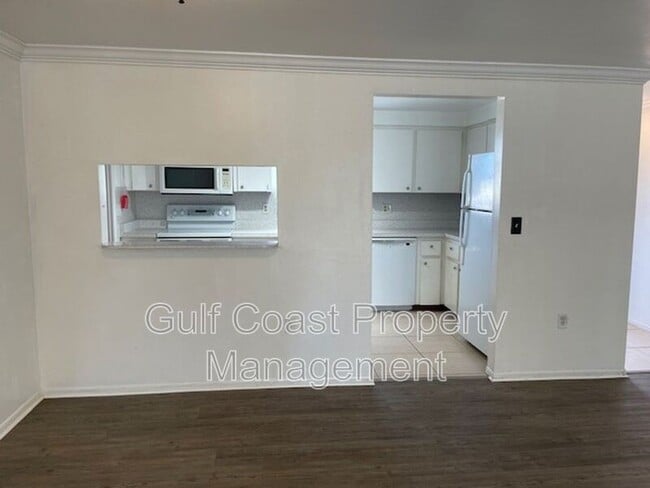 Building Photo - 2250 Sandlewood Dr
