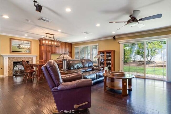 Building Photo - 1049 El Mirador Dr
