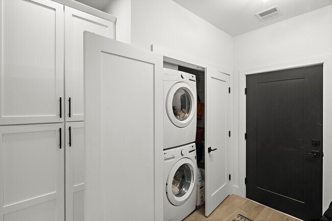 Building Photo - 68 Armandine St