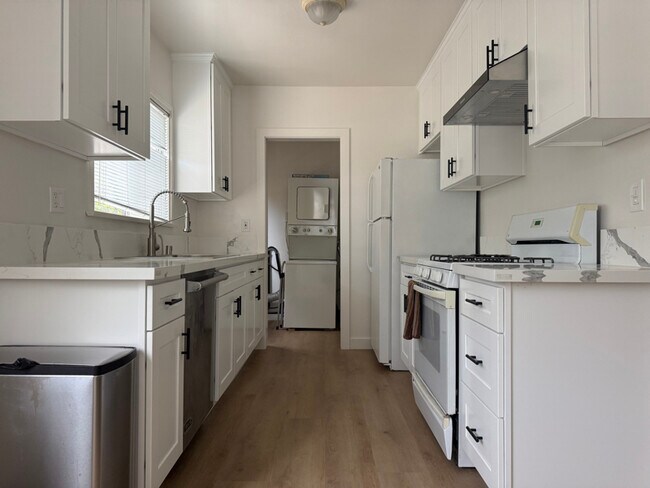 Building Photo - 3736 S Bentley Ave