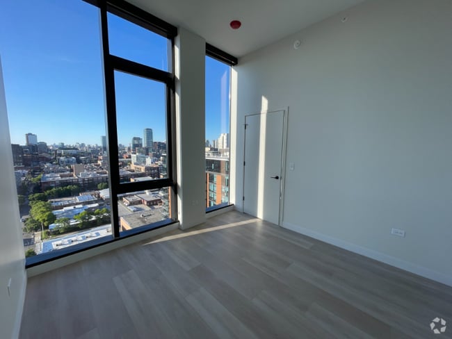 Building Photo - 1051 W Van Buren St