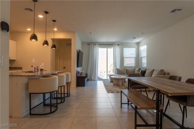 Foto del edificio - 7326 Golden Acre Ave