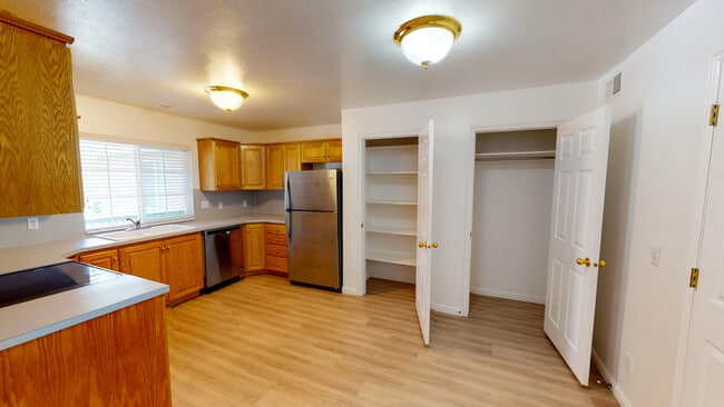 Building Photo - 370 E 1420 S