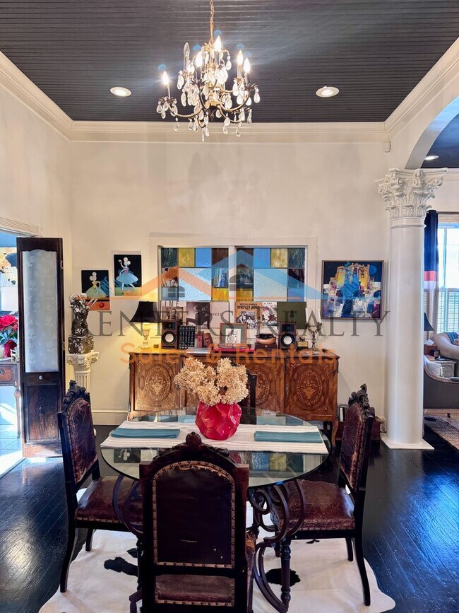 Foto del edificio - Historic Charm Meets Artistic Luxury in the Heart of Old Town Huntsville