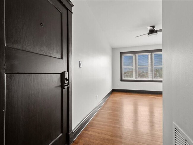 Foto del edificio - 4909 Lindenwood Ave