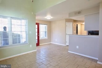 Building Photo - 913 Hillside Lake Terrace