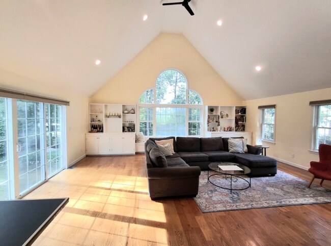 Foto del edificio - 6 Rockwood Ln