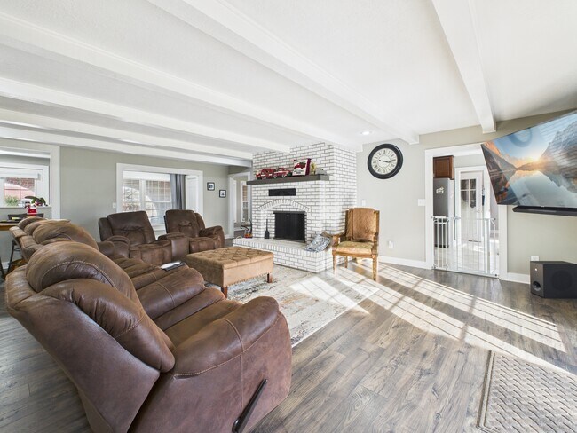 Foto del edificio - 201 Bluebird Ln