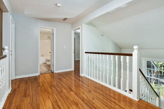 Foto del edificio - 1445 Oakridge Cir