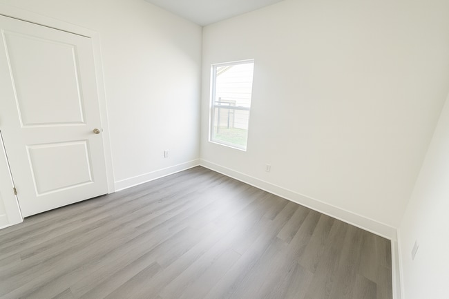 Building Photo - 5204/06 S Chase Cir