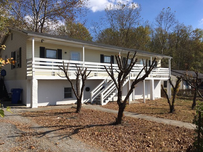 Building Photo - 1226 Martin Cir
