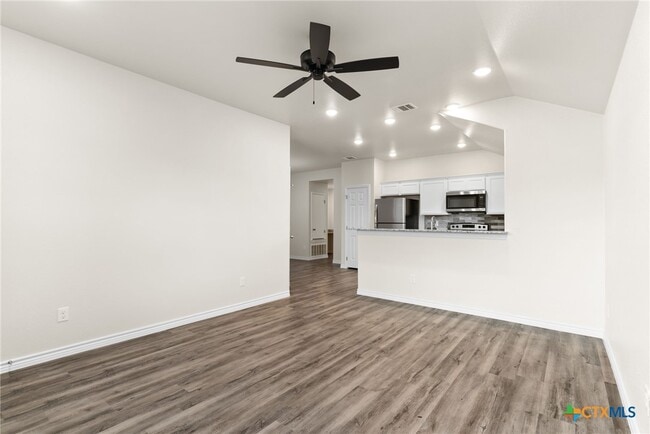 Building Photo - 305 Lost Trl