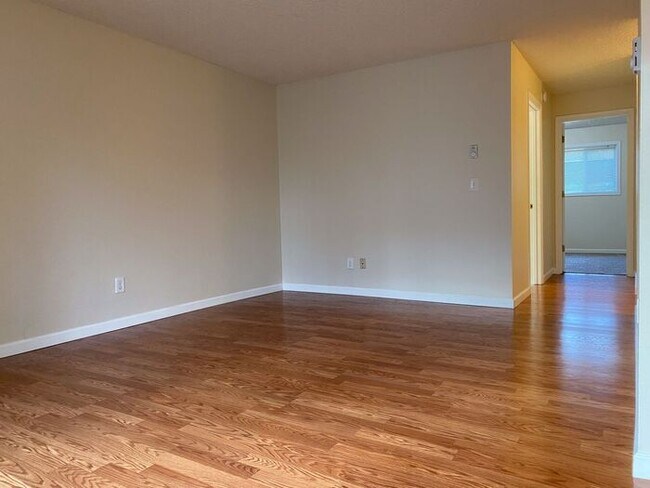 Foto del edificio - 6500 SW Scholls Ferry Rd