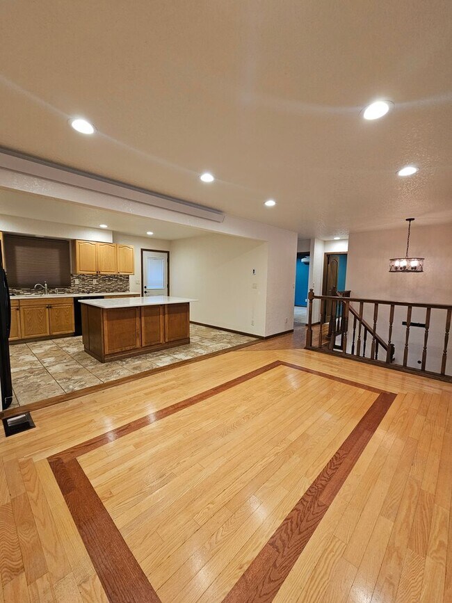 Building Photo - 4 BED | 2 BATH | DOUBLE GARAGE | PET NEGOT...